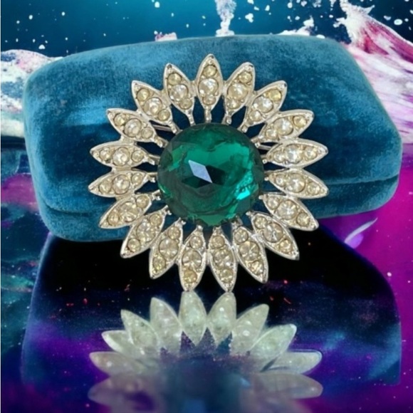 SARAH COVENTRY "KATHLEEN" EMERALD FACETED & CLEAR RHINESTONES BROOCH, VINTAGE - Picture 3 of 4